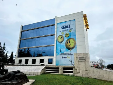 Hastane cephesinde SMILE kampanya giydirmesi