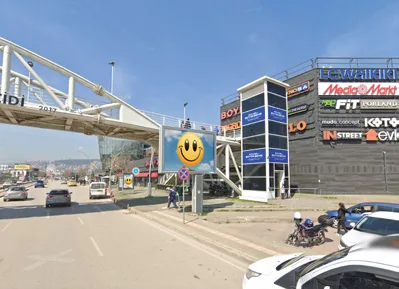 Yaya köprüsü yanında SMILE billboardu