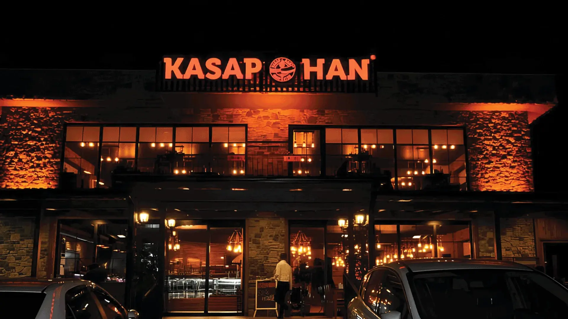 Kasaphan restoranının gece ışıklandırılmış taş cephesi ve tabelası