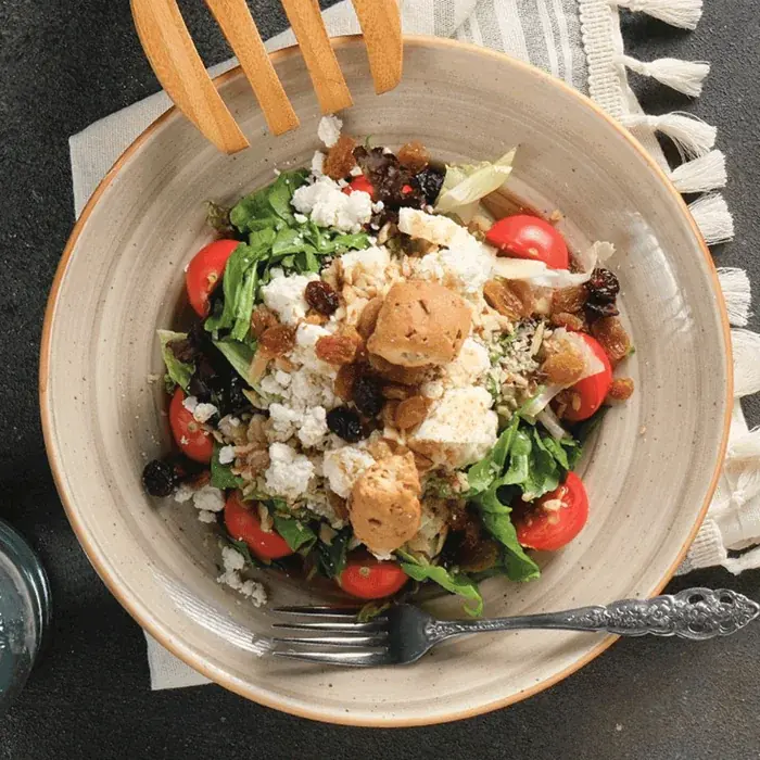 Peynirli ve kuru üzümlü yeşil salata
