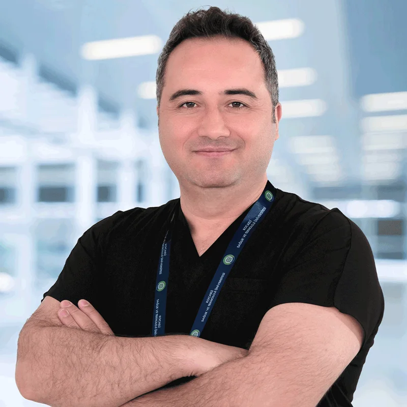 KOSTÜ hekimi, kollarını kavuşturmuş kurumsal portre