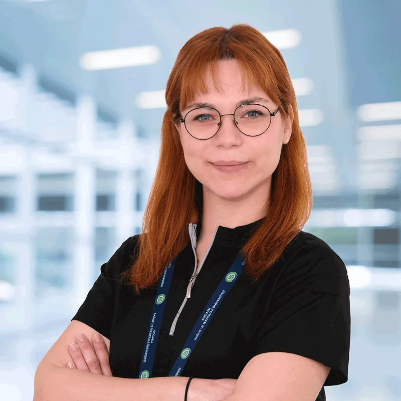 KOSTÜ hekimi, kızıl saçlı ve gözlüklü kurumsal portre