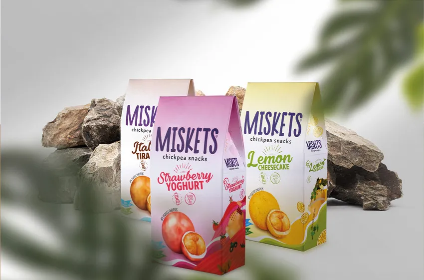 Miskets nohut atıştırmalık kutuları kayalar üzerinde