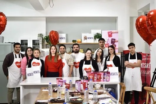 Workshop ekibi ve katılımcılar Miskets önlükleriyle