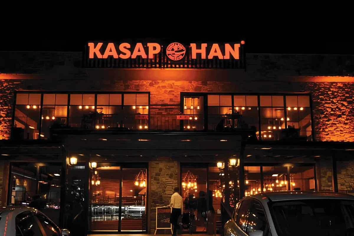 Kasaphan restoranının gece ışıklandırılmış cephesi