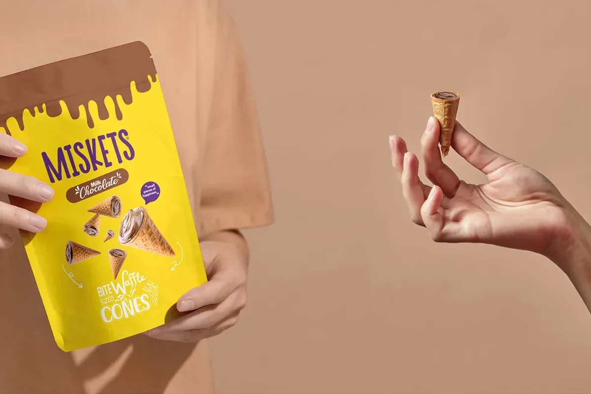 Miskets Waffle Cones ambalajını tutan eller